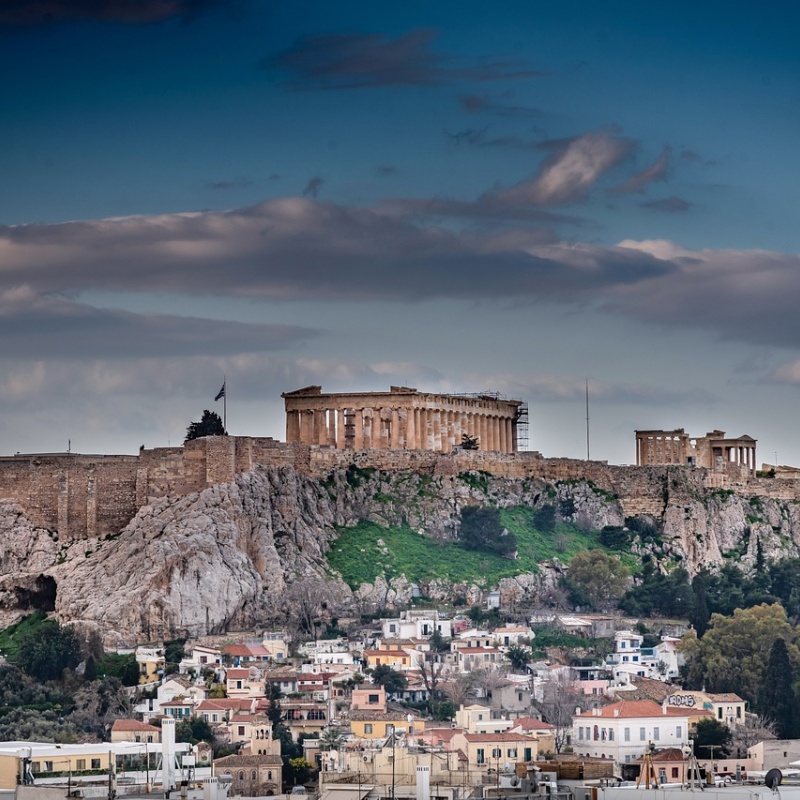 Die Griechische Akropolis hinter der Stadt